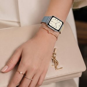 Model wearing Bleu lin/Craie/Bleu du Nord Single Tour Leather for Apple Watch Apple Watch band