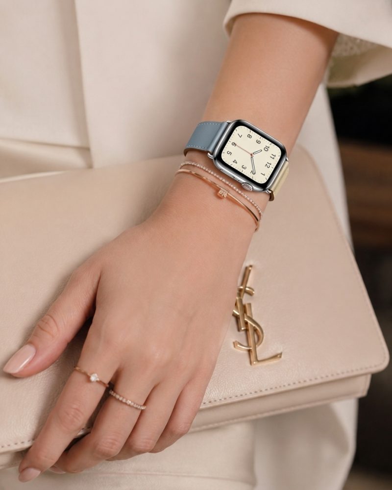 Model wearing Bleu lin/Craie/Bleu du Nord Single Tour Leather for Apple Watch Apple Watch band