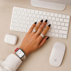 Model wearing Brique/Béton Single Tour Leather for Apple Watch Apple Watch band