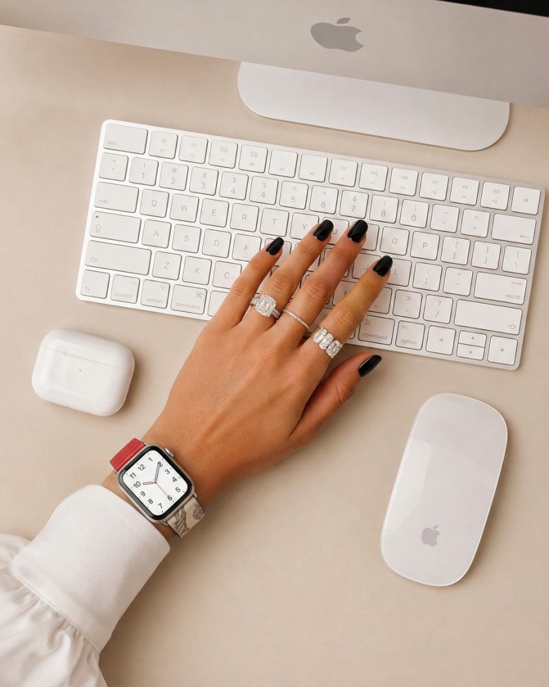 Model wearing Brique/Béton Single Tour Leather for Apple Watch Apple Watch band