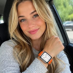 Model wearing Feu Single Tour Leather for Apple Watch Apple Watch band