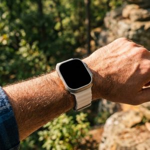 Model wearing Ocean Band for Apple Watch – Starlight Apple Watch band