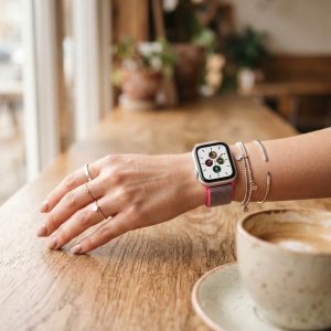 Model wearing Rose Rose Edge Elastic Loop Band for Apple Watch Apple Watch band