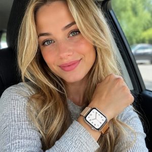 Model wearing Rose Sakura/Craie/Argile Single Tour Leather for Apple Watch Apple Watch band