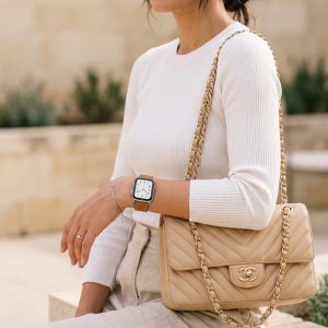 Model wearing Rose Sakura/Craie/Argile Single Tour Leather for Apple Watch Apple Watch band