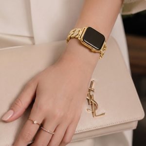 Model wearing Jersey Bracelet Band For Apple Watch – Gold Apple Watch band