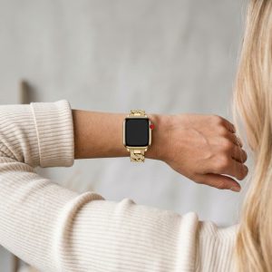Model wearing Jersey Bracelet Band For Apple Watch – Gold Apple Watch band